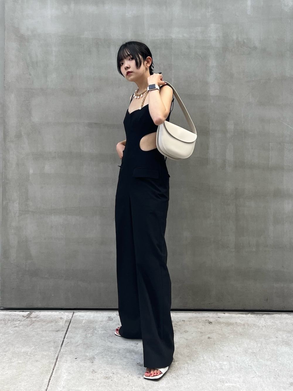 ブラック系のつなぎ/オールインワンを着用したレディースの夏コーディネートの2枚目の写真