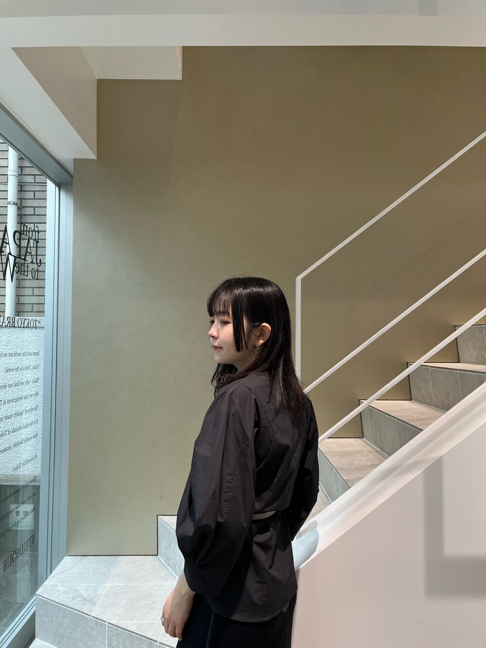 「黒、休日スタイル、お出かけコーデ、春、大人女子、お洒落さんとつながりたい、155cm、初夏コーデ、骨格ウェーブ、ブルベ夏」｜「MATUREDの【MATURED/マチュアード】コンシャススリーブブラウス（シャツ/ブラウス、ブラック系）」を使った、Risaさん（レディース・155cm）の春コーディネートの3枚目の写真