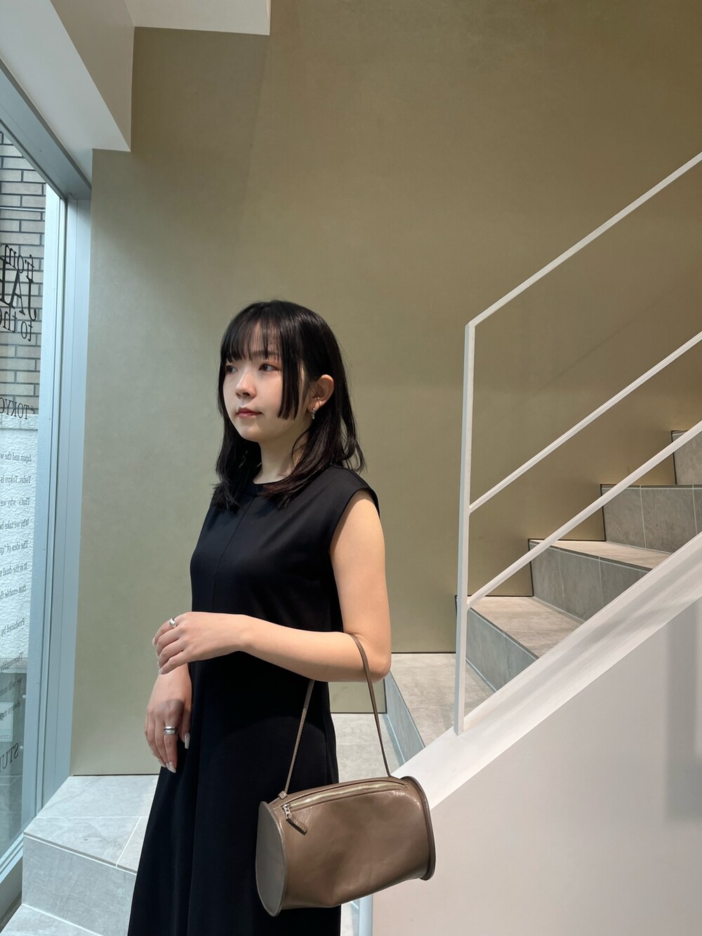 「シンプルコーデ、キレイめカジュアル、お洒落さんとつながりたい、お出かけコーデ、休日スタイル、黒、オトナカワイイ、大人女子、155㎝コーデ、骨格ウェーブ」｜「CINOHの【CINOH/チノ】《STUDIOUS別注》ジャージードレス（ワンピース、ブラック系）」を使った、Risaさん（レディース・155cm）の春コーディネートの4枚目の写真