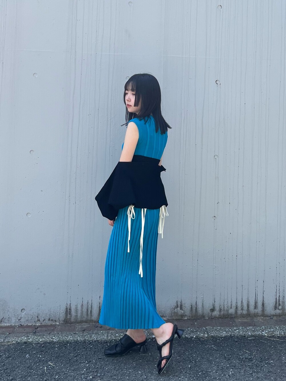 「シンプルコーデ、お洒落さんとつながりたい、春、春夏コーデ、ootd、骨格ウェーブ、ワンピース、休日スタイル、春服コーデ、155㎝コーデ」｜「CINOHの【CINOH/チノ】《STUDIOUS別注》ノースリーブニットドレス（ワンピース、ブルー系）」を使った、Risaさん（レディース・155cm）の春コーディネートの3枚目の写真
