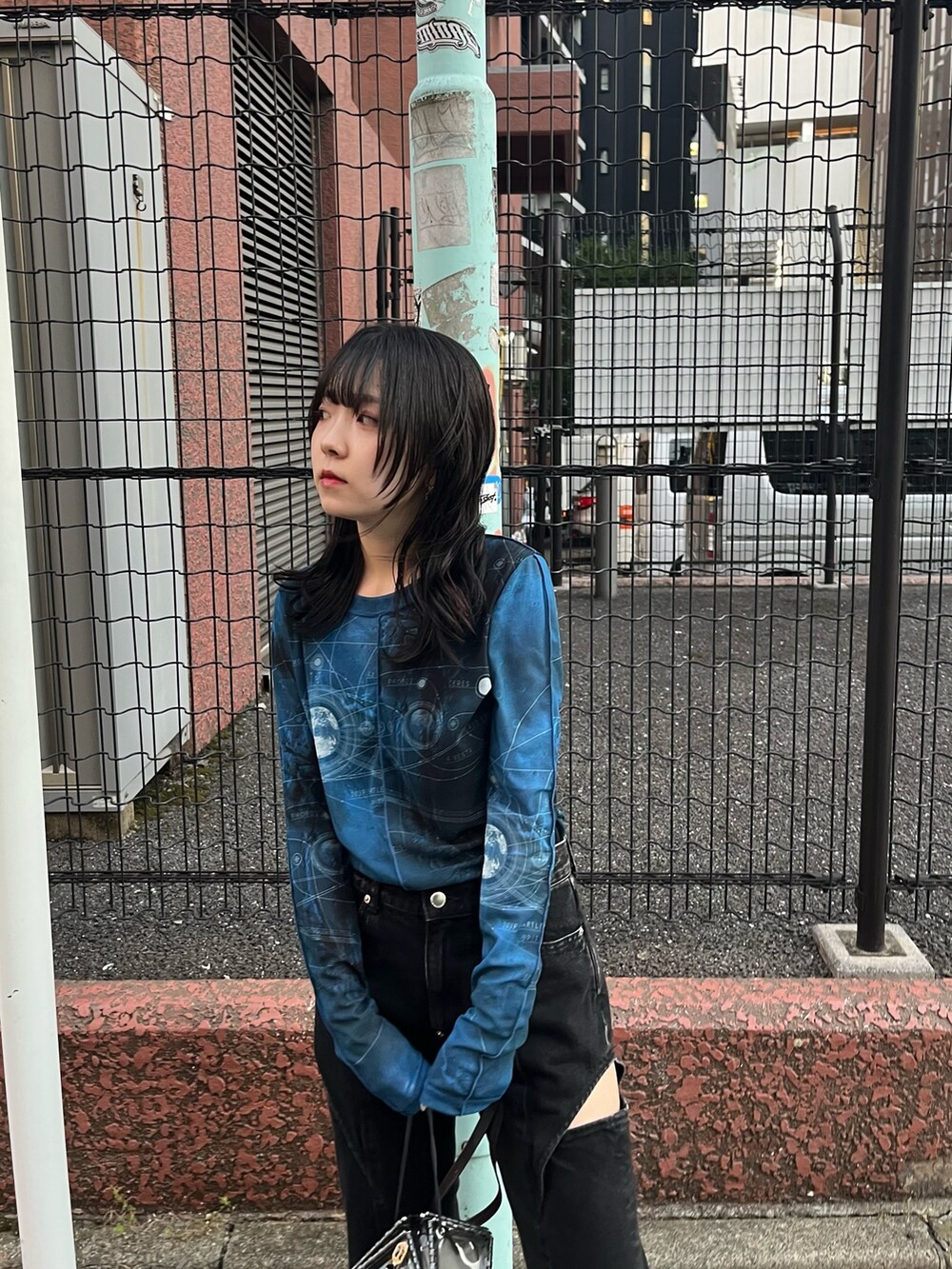 ブラック系のデニムパンツ、ブルー系のTシャツ/カットソーを着用したレディースの秋コーディネートの5枚目の写真