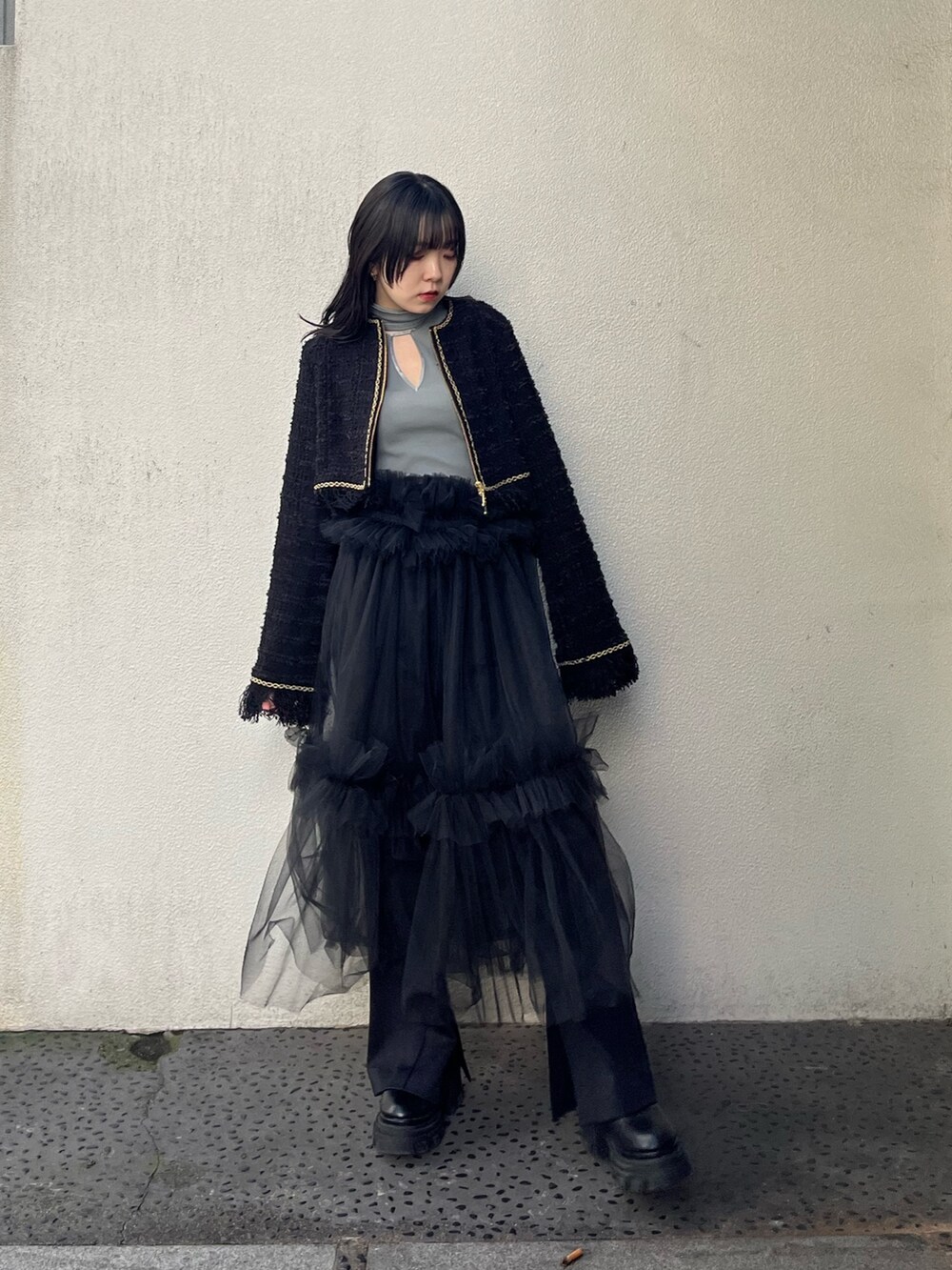 ブラック系のスカートを着用したレディースの秋コーディネートの2枚目の写真