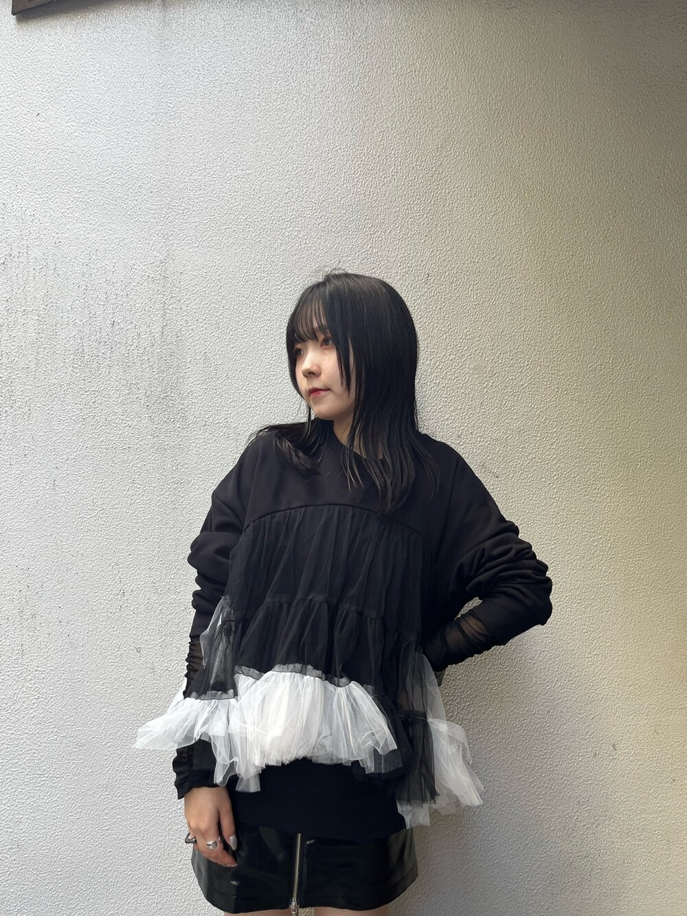 その他のスウェット、ブラック系のスカート、ブラック系のブーツを着用したレディースの秋コーディネートの4枚目の写真