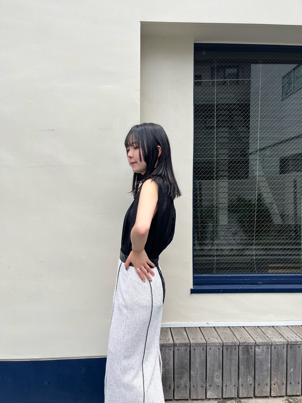 ブラック系のシャツ/ブラウス、ホワイト系のスカートを着用したレディースの夏コーディネートの3枚目の写真