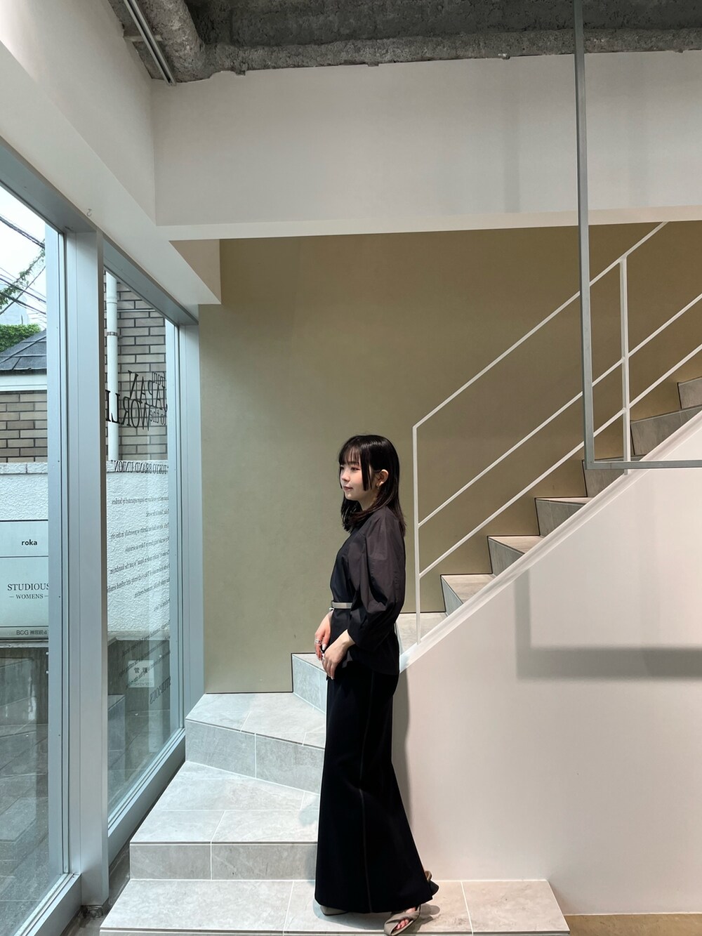 「黒、休日スタイル、お出かけコーデ、春、大人女子、お洒落さんとつながりたい、155cm、初夏コーデ、骨格ウェーブ、ブルベ夏」｜「MATUREDの【MATURED/マチュアード】コンシャススリーブブラウス（シャツ/ブラウス、ブラック系）」を使った、Risaさん（レディース・155cm）の春コーディネートの2枚目の写真