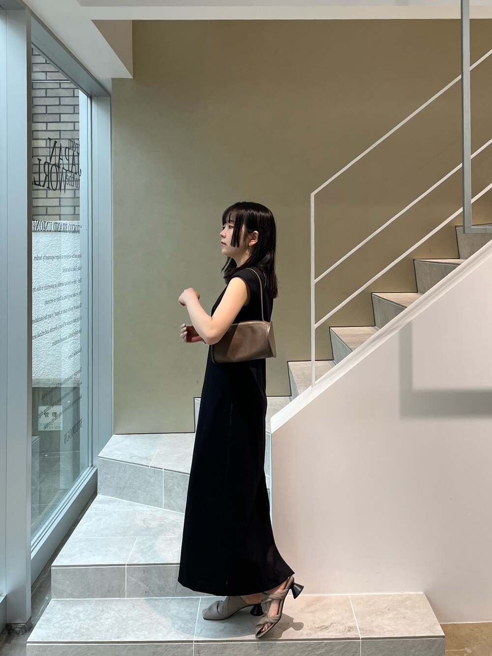 「シンプルコーデ、キレイめカジュアル、お洒落さんとつながりたい、お出かけコーデ、休日スタイル、黒、オトナカワイイ、大人女子、155㎝コーデ、骨格ウェーブ」｜「CINOHの【CINOH/チノ】《STUDIOUS別注》ジャージードレス（ワンピース、ブラック系）」を使った、Risaさん（レディース・155cm）の春コーディネートの2枚目の写真