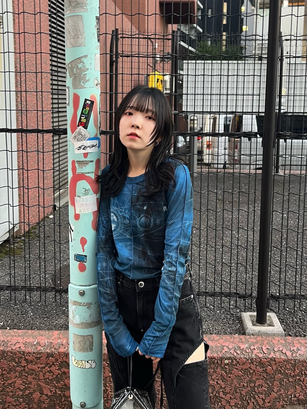 ブラック系のデニムパンツ、ブルー系のTシャツ/カットソーを着用したレディースの秋コーディネートの4枚目の写真