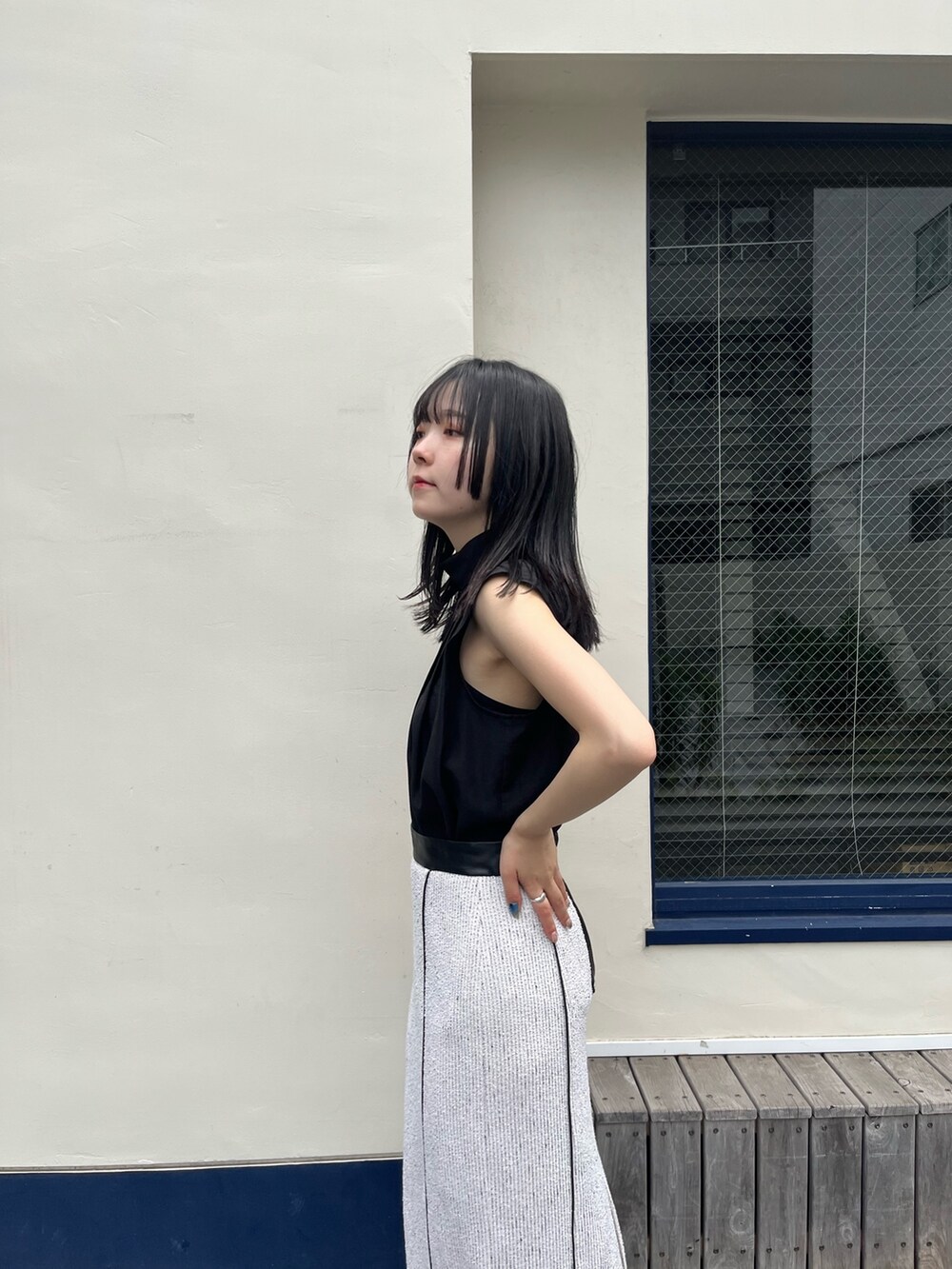 ブラック系のシャツ/ブラウス、ホワイト系のスカートを着用したレディースの夏コーディネートの4枚目の写真