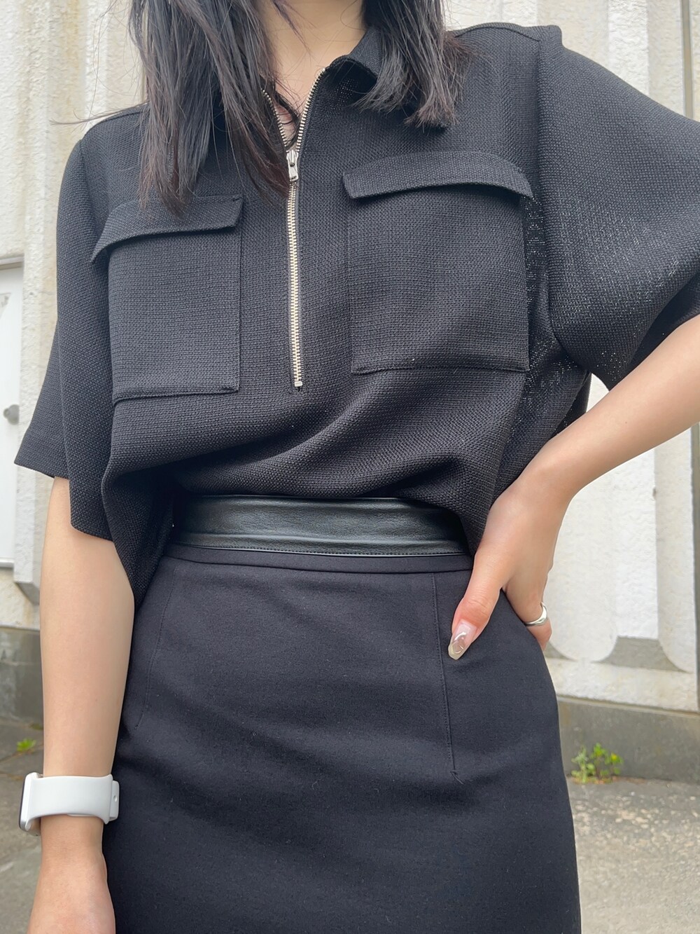 ブラック系のスカート、ブラック系のシャツ/ブラウス、ブラック系のサンダルを着用したレディースの春コーディネートの4枚目の写真