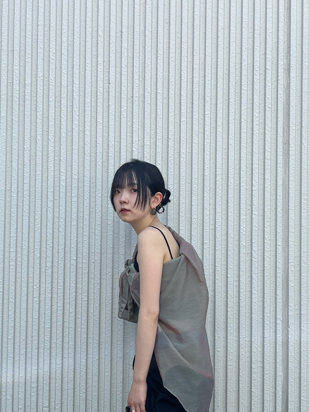 ブラック系のスカート、グリーン系のシャツ/ブラウスを着用したレディースの夏コーディネートの3枚目の写真