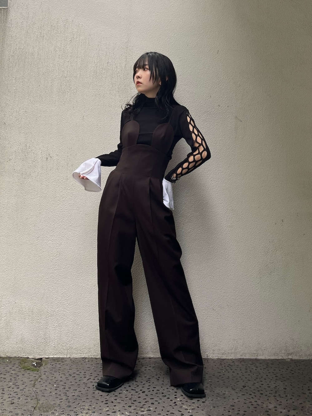 ブラック系のブーツを着用したレディースの秋コーディネートの2枚目の写真