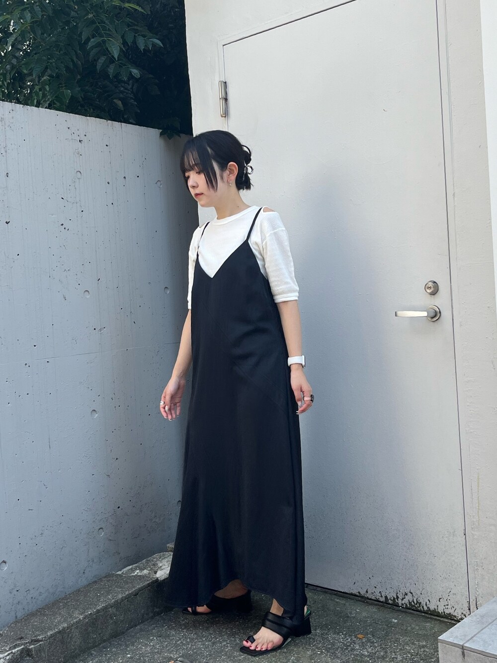 ブラック系のワンピース、ホワイト系のTシャツ/カットソーを着用したレディースの夏コーディネートの3枚目の写真