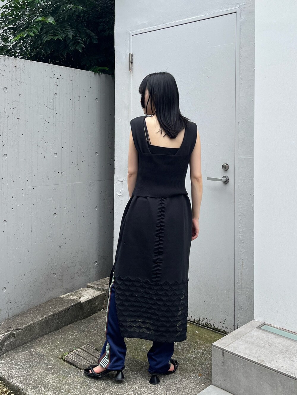 ブラック系のドレスを着用したレディースの夏コーディネートの2枚目の写真