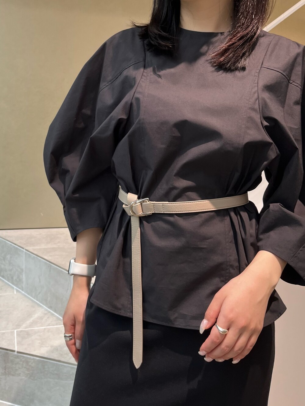 「黒、休日スタイル、お出かけコーデ、春、大人女子、お洒落さんとつながりたい、155cm、初夏コーデ、骨格ウェーブ、ブルベ夏」｜「MATUREDの【MATURED/マチュアード】コンシャススリーブブラウス（シャツ/ブラウス、ブラック系）」を使った、Risaさん（レディース・155cm）の春コーディネートの4枚目の写真