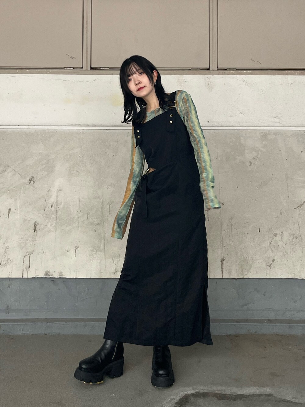 ブラック系のブーツ、その他のTシャツ/カットソー、ブラック系のワンピースを着用したレディースの秋コーディネートの3枚目の写真