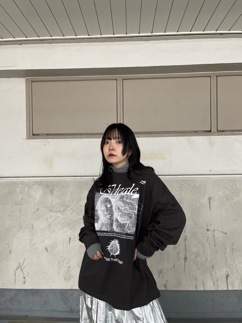 シルバー系のスカート、ブラック系のブーツを着用したレディースの秋コーディネートの5枚目の写真