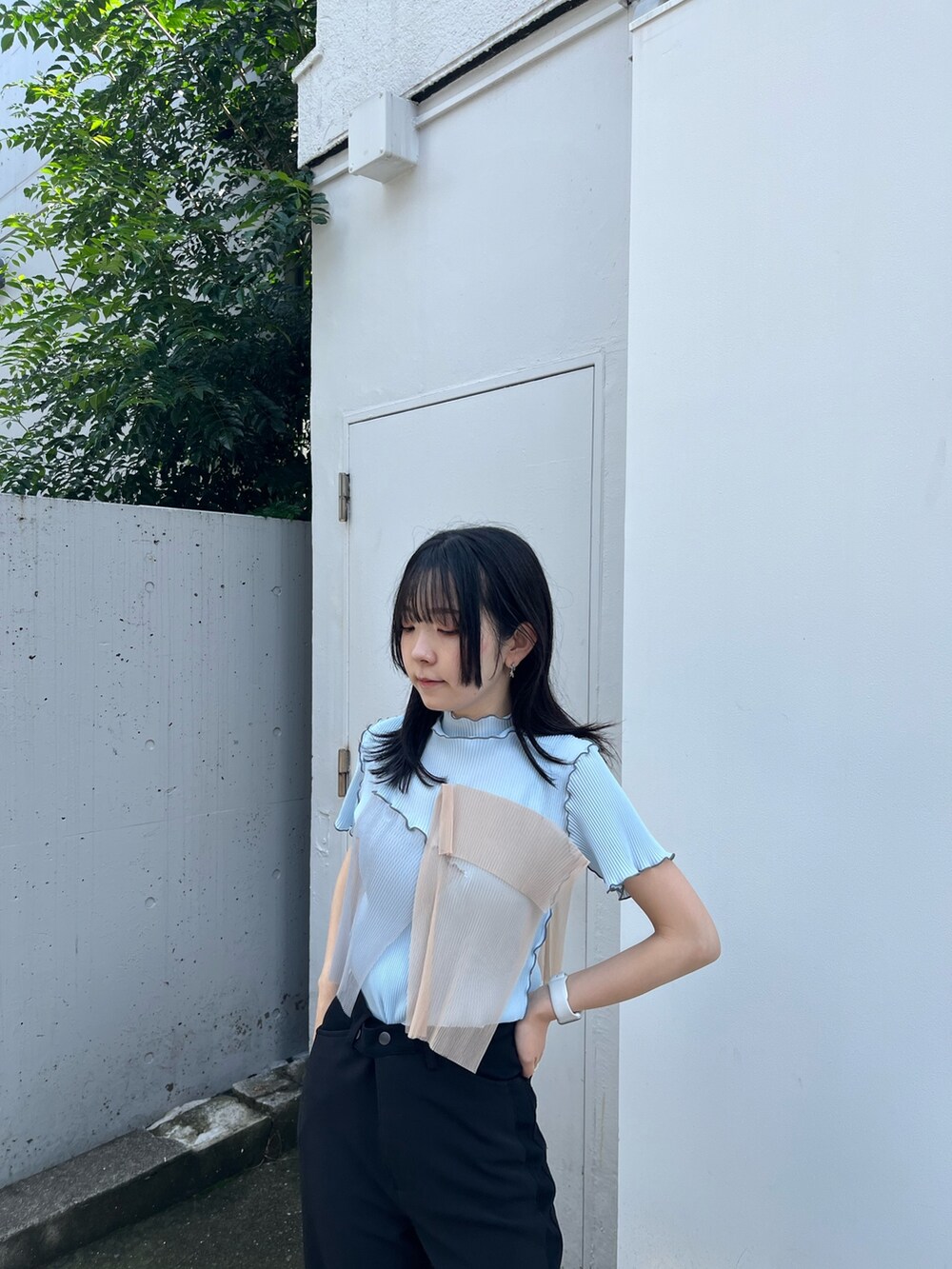 ブルー系のTシャツ/カットソー、ブラック系のスラックスを着用したレディースの夏コーディネートの5枚目の写真