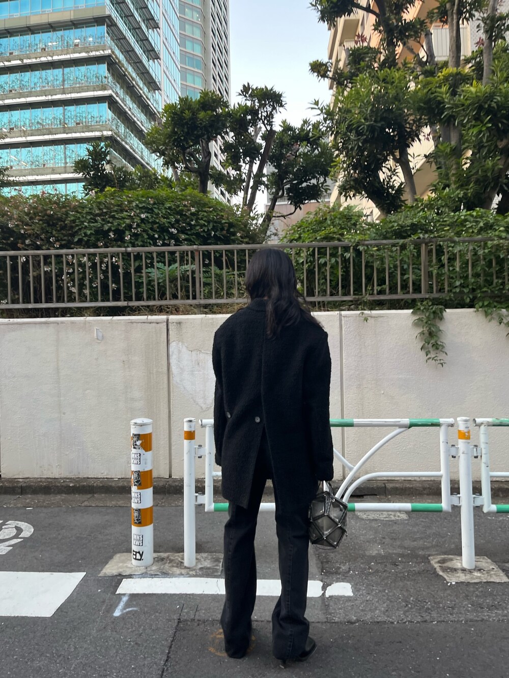 ブラック系のその他アウター、ブラック系のデニムパンツを着用したレディースの秋コーディネートの4枚目の写真