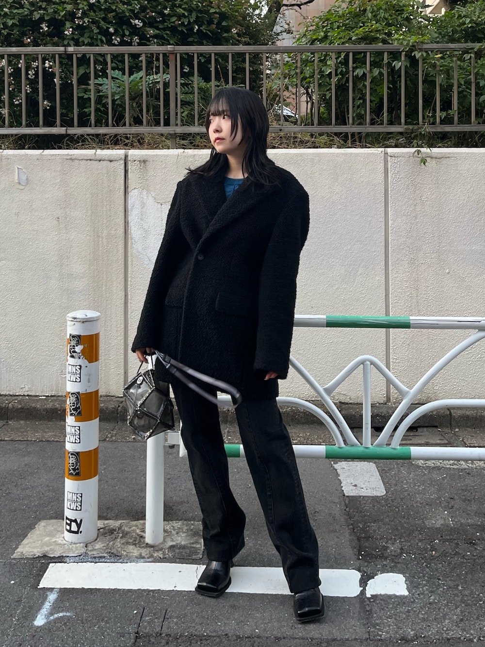 ブラック系のその他アウター、ブラック系のデニムパンツを着用したレディースの秋コーディネートの3枚目の写真