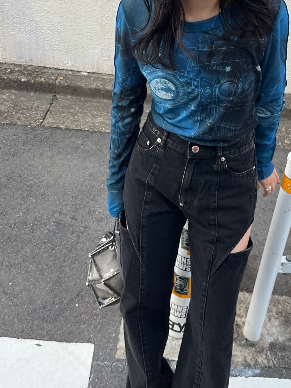 ブラック系のデニムパンツ、ブルー系のTシャツ/カットソーを着用したレディースの秋コーディネートの3枚目の写真