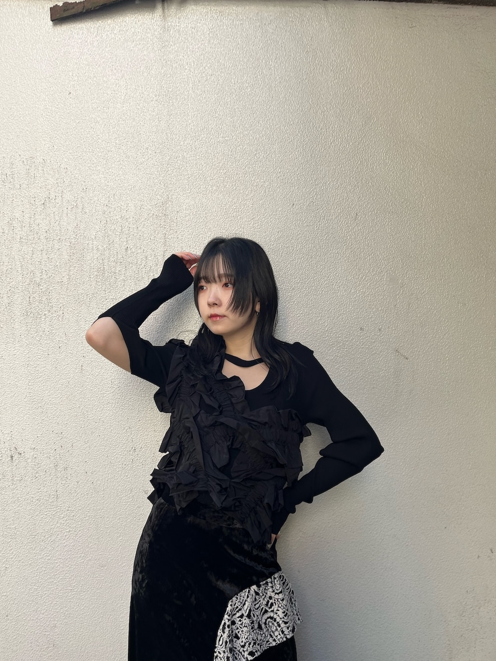 ブラック系のベスト、ブラック系のスカートを着用したレディースの秋コーディネートの4枚目の写真