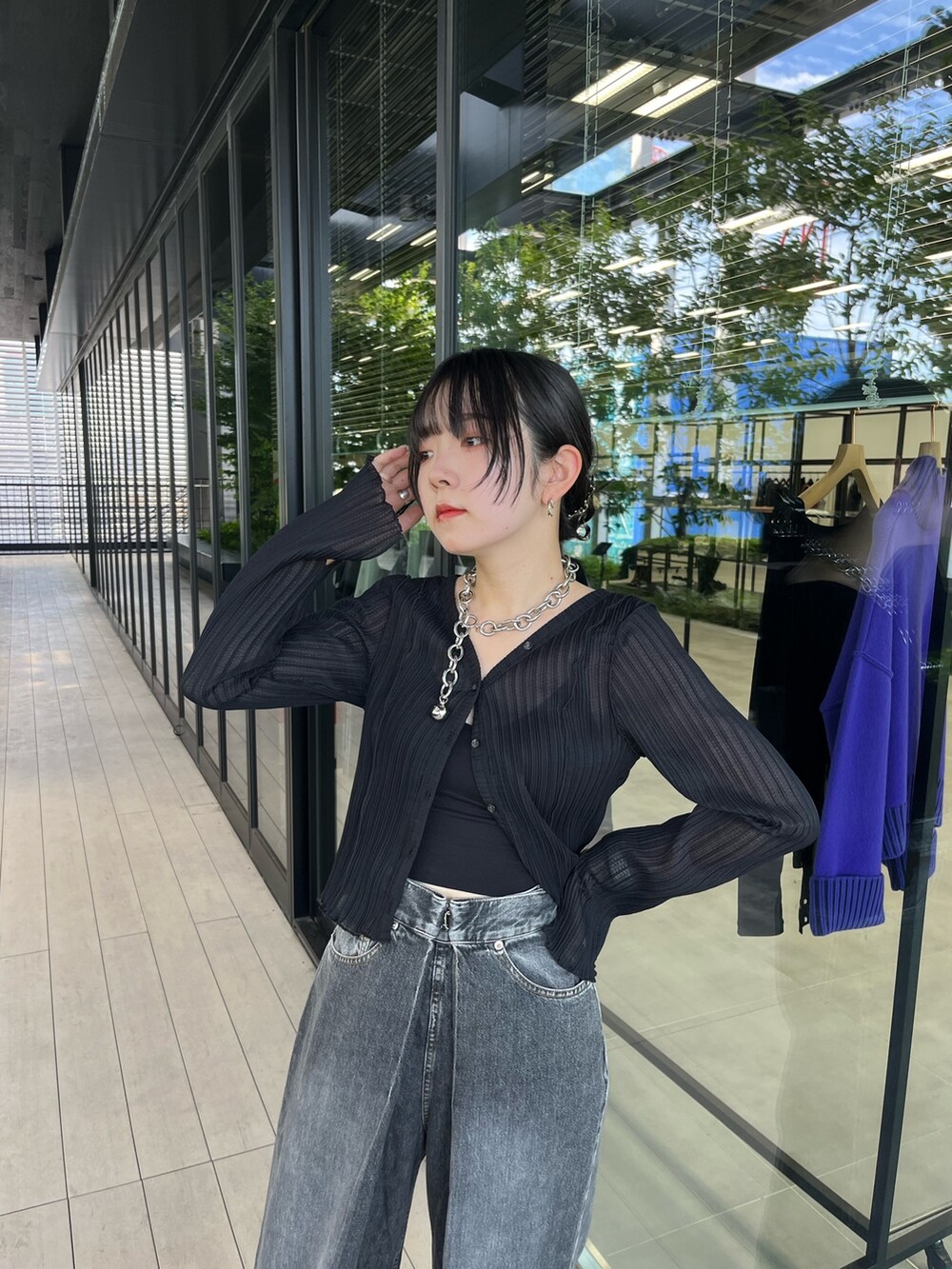 ブラック系のカーディガン/ボレロ、ブラック系のデニムパンツを着用したレディースの秋コーディネートの4枚目の写真