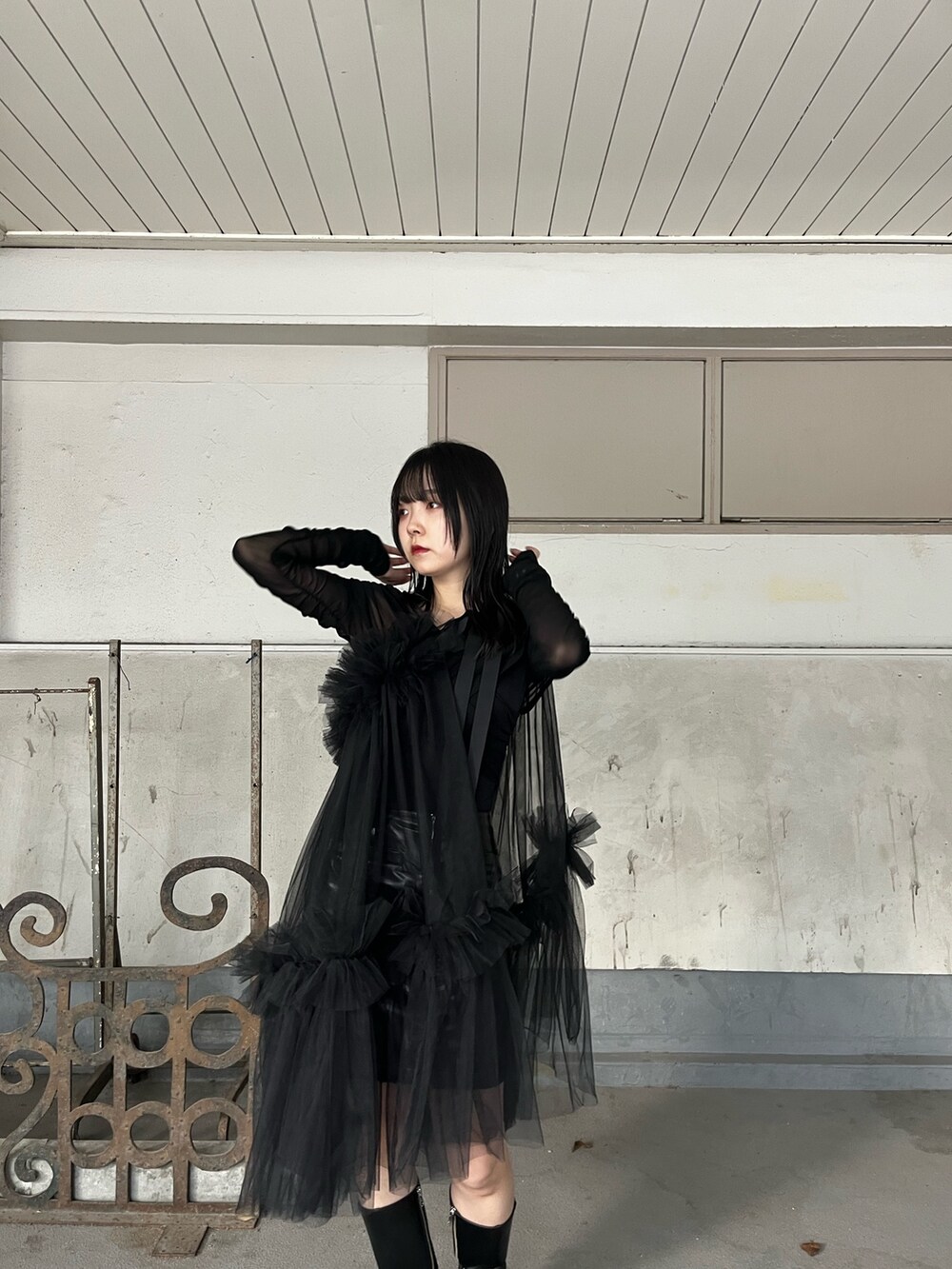 ブラック系のスカート、ブラック系のスカート、ブラック系のブーツを着用したレディースの秋コーディネートの3枚目の写真