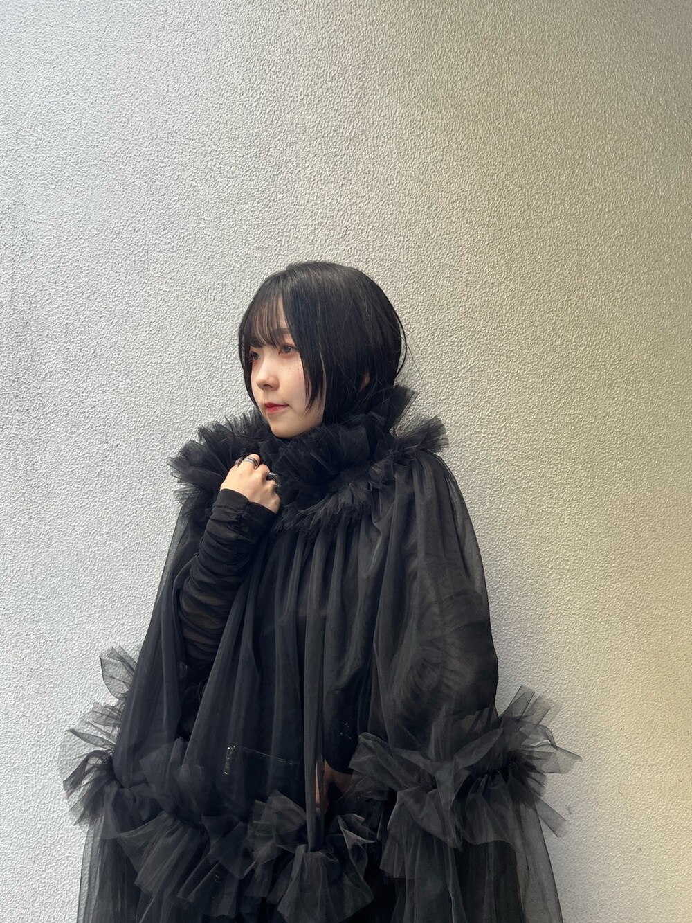 ブラック系のスカート、ブラック系のスカート、ブラック系のブーツを着用したレディースの秋コーディネートの5枚目の写真