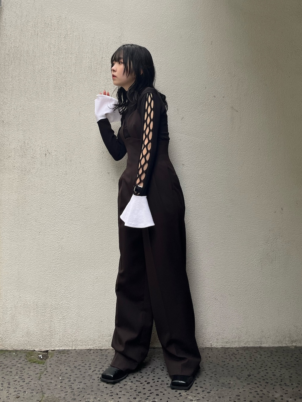 ブラック系のブーツを着用したレディースの秋コーディネートの3枚目の写真