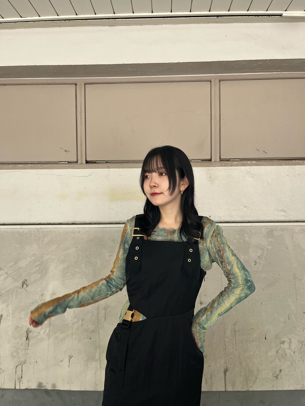 ブラック系のブーツ、その他のTシャツ/カットソー、ブラック系のワンピースを着用したレディースの秋コーディネートの4枚目の写真