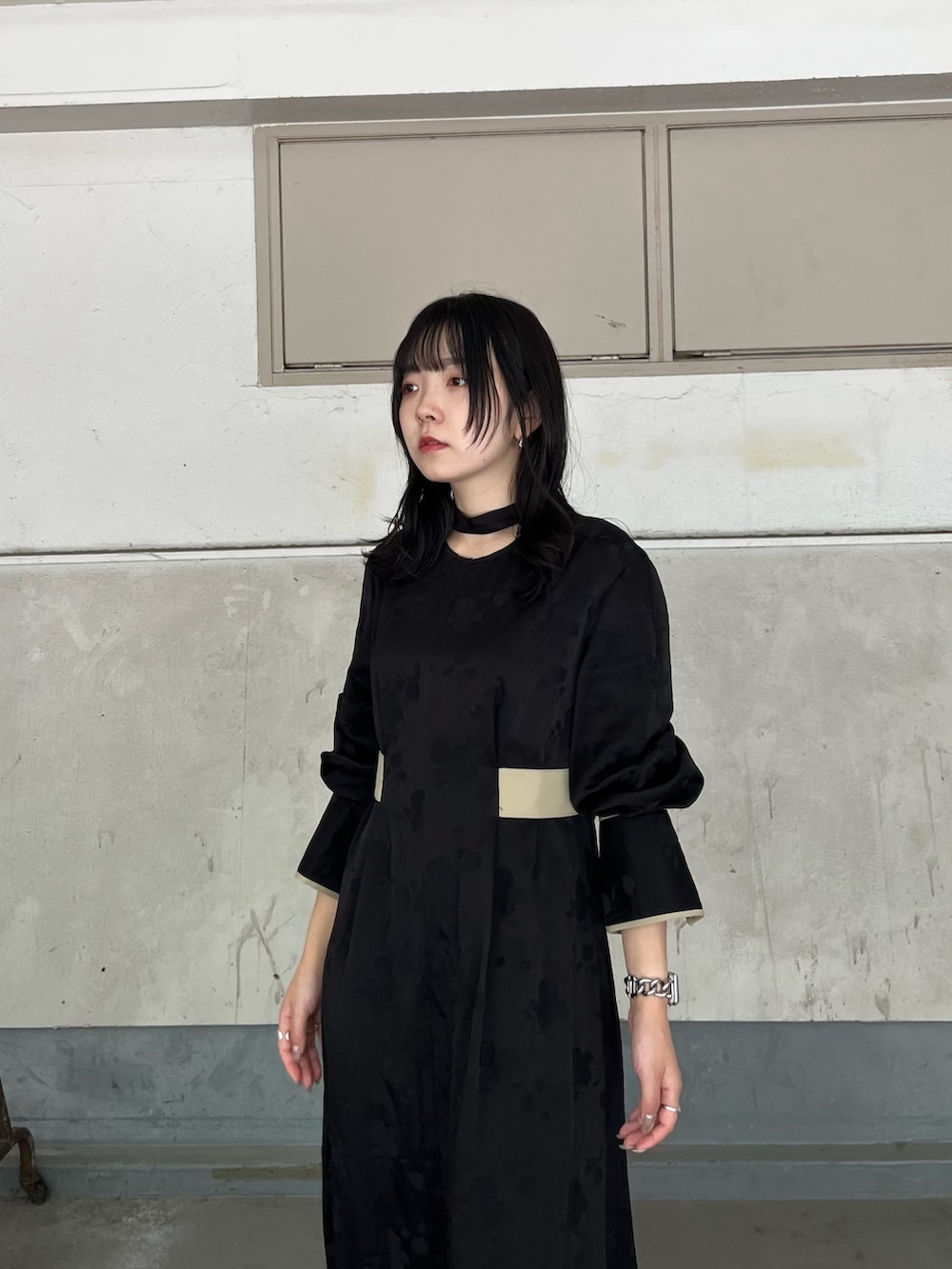 ブラック系のワンピース、ブラック系のブーツを着用したレディースの秋コーディネートの5枚目の写真