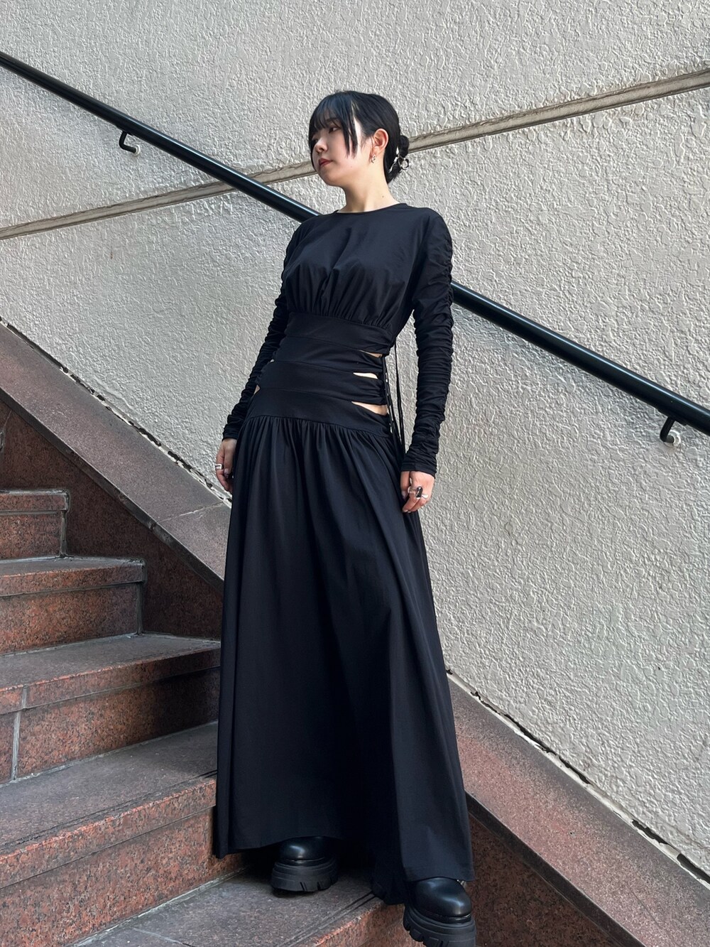 「厚底シューズ、秋先取りコーデ、オトナ女子、秋服コーデ、お洒落さんとつながりたい、モノトーンコーデ、秋、秋服準備はじめました、骨格ウェーブ、ブルベ夏」｜「STUDIOUSの【STUDIOUS/ステュディオス】サイドゴアミドルブーツ〈厚底〉（ブーツ、ブラック系）」を使った、Risaさん（レディース・155cm）の夏コーディネートの3枚目の写真