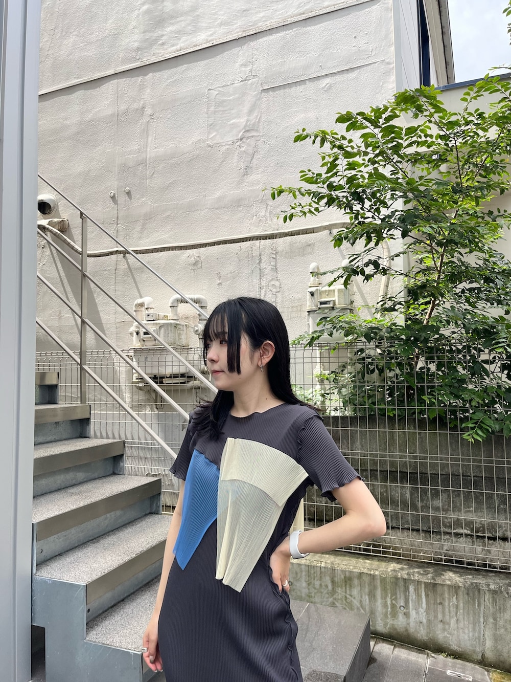 グレー系のワンピースを着用したレディースの夏コーディネートの4枚目の写真
