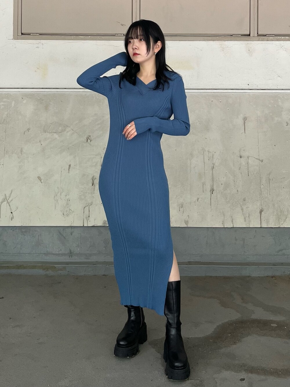 ブルー系のワンピース、ブラック系のブーツを着用したレディースの秋コーディネートの2枚目の写真