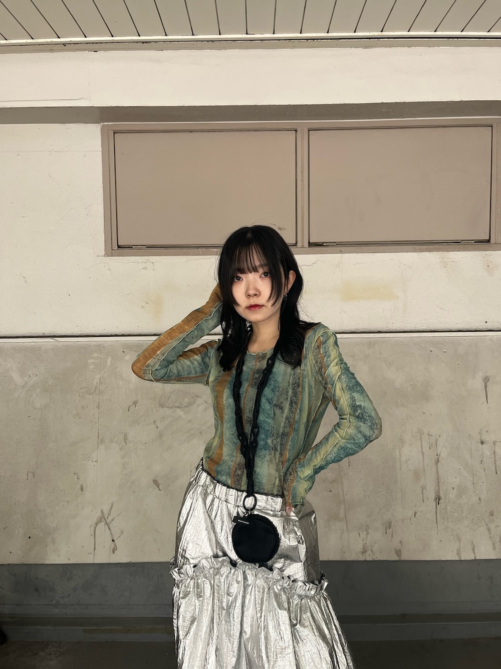 シルバー系のスカート、その他のTシャツ/カットソー、ブラック系のブーツを着用したレディースの秋コーディネートの5枚目の写真