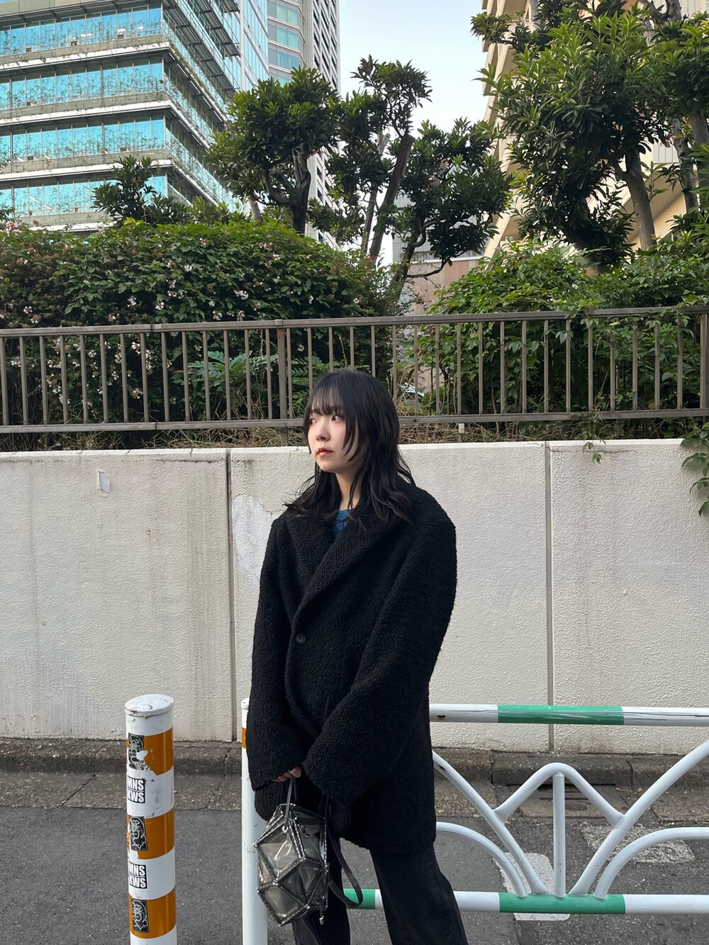 ブラック系のその他アウター、ブラック系のデニムパンツを着用したレディースの秋コーディネートの5枚目の写真