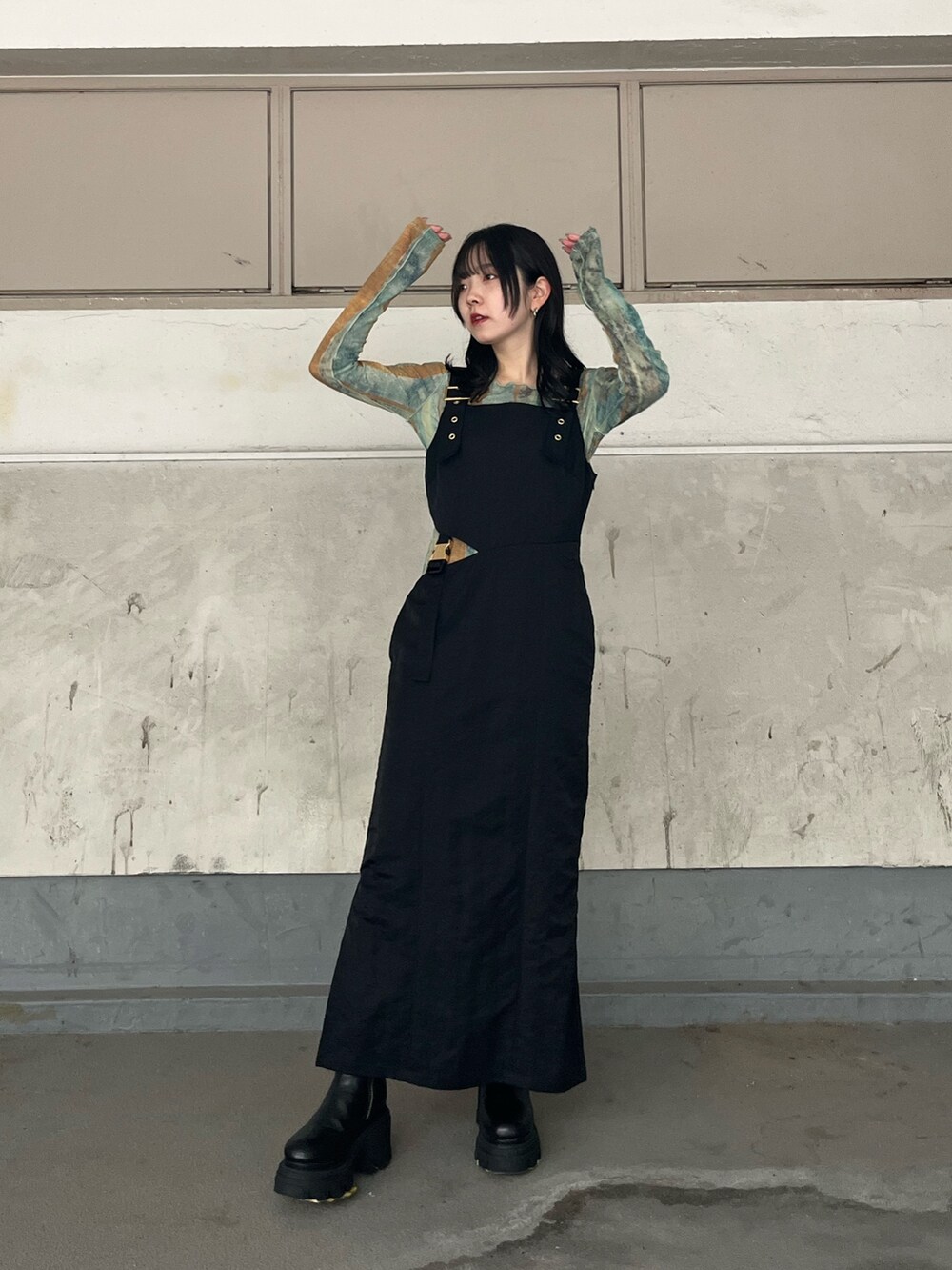 ブラック系のブーツ、その他のTシャツ/カットソー、ブラック系のワンピースを着用したレディースの秋コーディネートの2枚目の写真