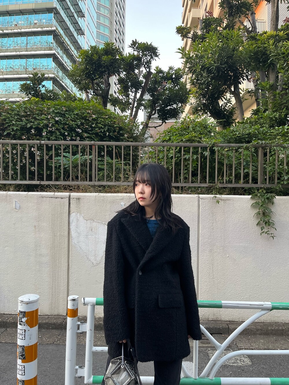 ブラック系のその他アウター、ブラック系のデニムパンツを着用したレディースの秋コーディネートの2枚目の写真