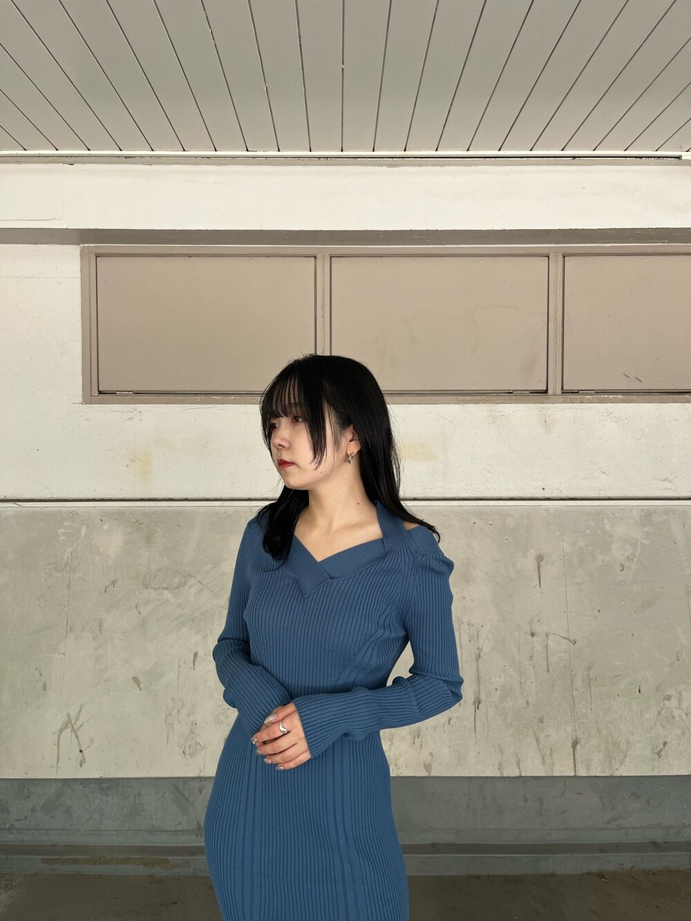 ブルー系のワンピース、ブラック系のブーツを着用したレディースの秋コーディネートの4枚目の写真