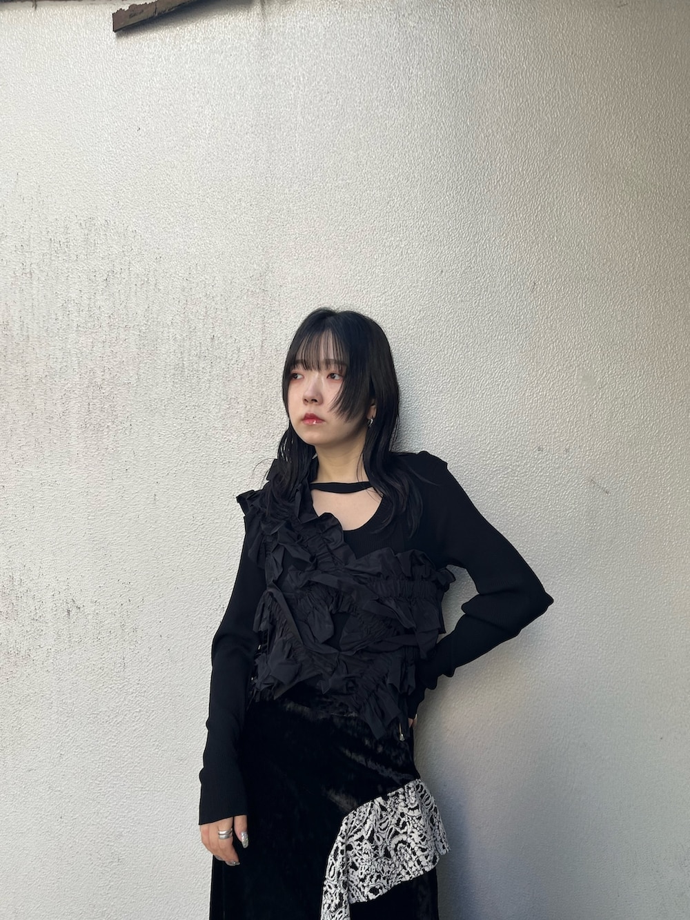 ブラック系のベスト、ブラック系のスカートを着用したレディースの秋コーディネートの3枚目の写真