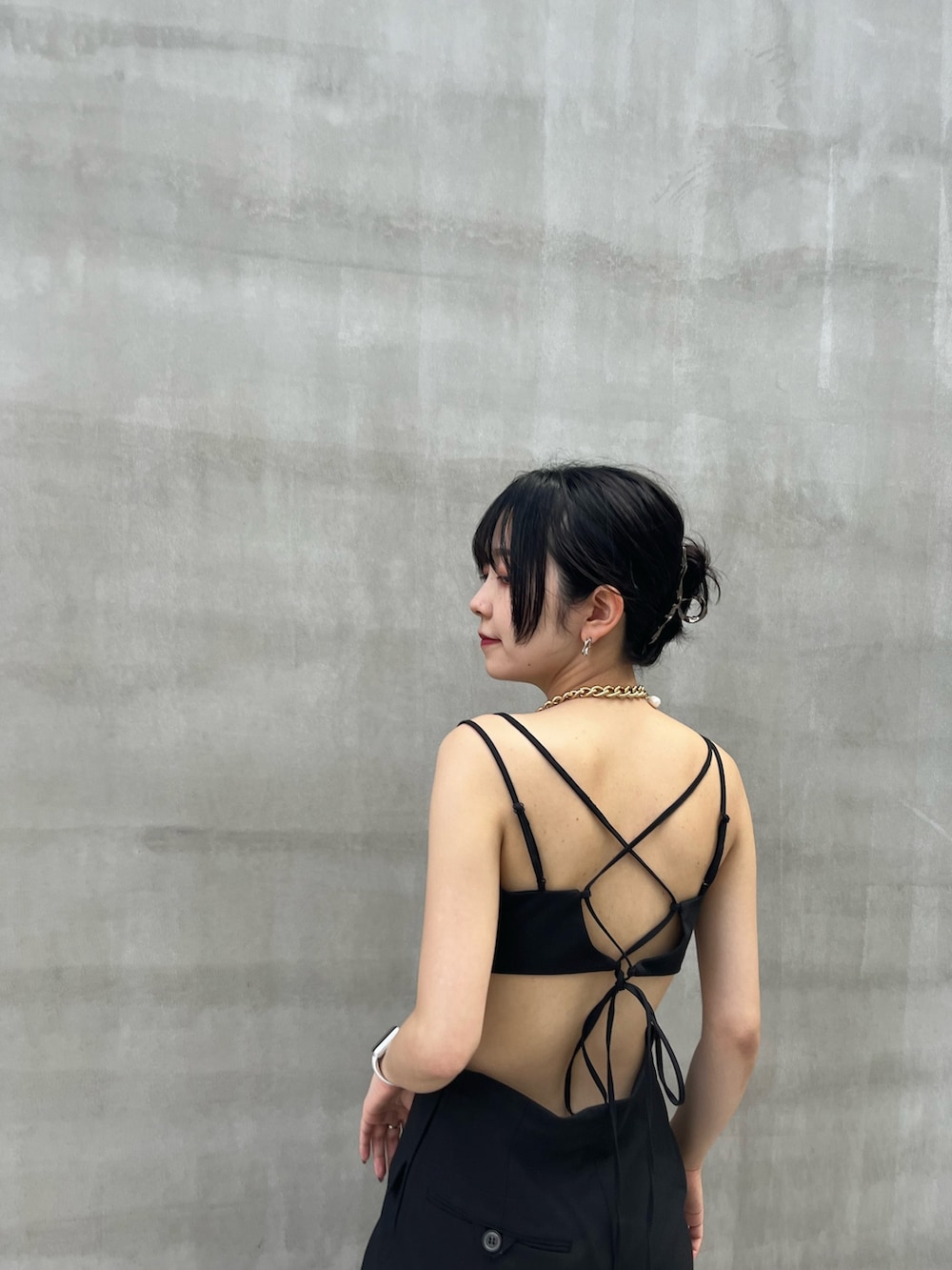 ブラック系のつなぎ/オールインワンを着用したレディースの夏コーディネートの5枚目の写真