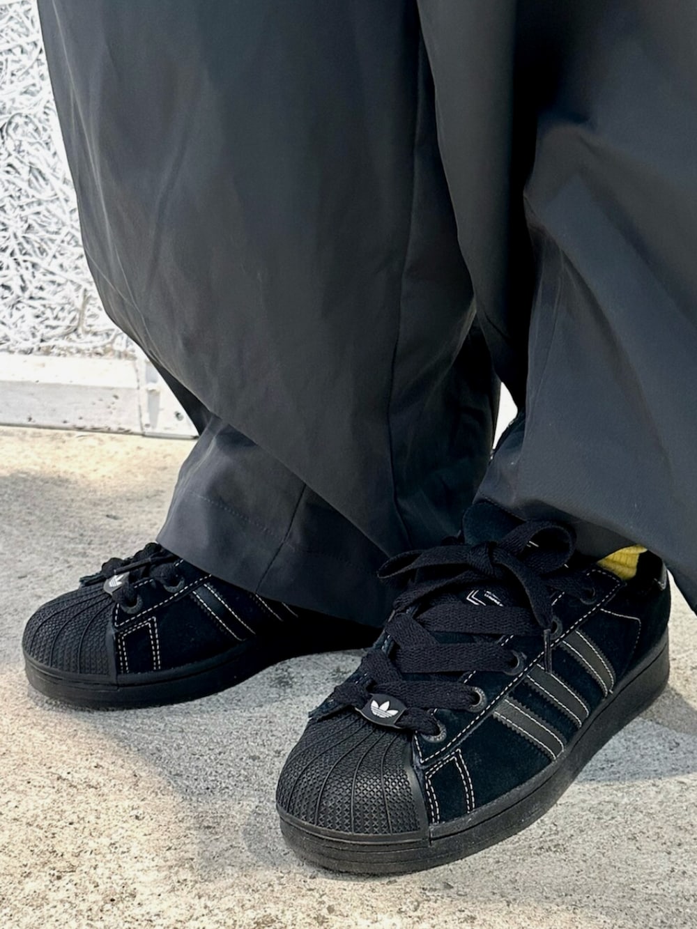 「adidas、adidas originals、アディダス、アディダスオリジナルス、スニーカー、デニム、デニムジャケット、ワイトパンツ、ナイロンパンツ」｜「adidasのアディカラー スリーストライプス スリム トラックトップ / ジャージ / アディダスオリジナルス adidas Originals（ジャージ、ブルー系）」を使った、FHさん（レディース・159cm）の春コーディネートの4枚目の写真