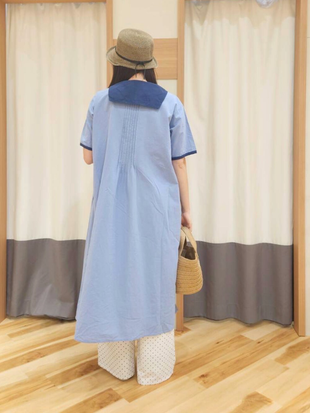 ホワイト系のハンドバッグ、ブルー系のワンピース、ホワイト系のその他パンツを着用したレディースの春コーディネートの2枚目の写真