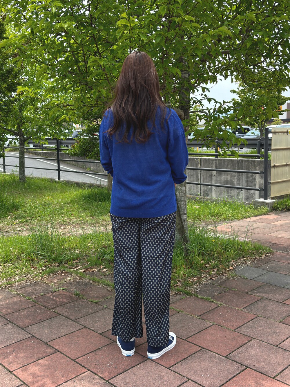 「夏コーデ、夏、サマンサ モスモス(Samansa Mos2)、コンバース、カーディガン、お出かけコーデ、オトナカジュアル、おしゃれさんと繋がりたい、ママコーデ、骨格ストレート、ロゴT」｜「Samansa Mos2の【Drifter】BUCKEYE MINI TOTE（ハンドバッグ、ベージュ系）」を使った、manaさん（レディース・167cm）の春コーディネートの2枚目の写真