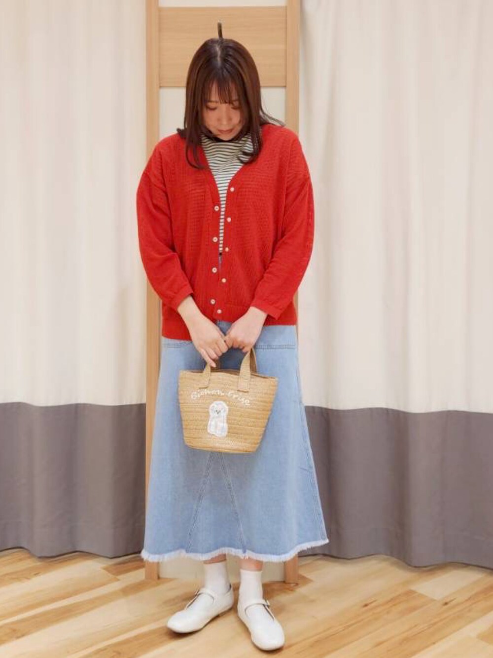 「カジュアルコーデ、カジュアルガーリー、サマンサ モスモス(Samansa Mos2)、カーディガン、夏コーデ、夏、お洒落さんとつながりたい、高身長コーデ、ママコーデ、骨格ストレート」｜「Samansa Mos2のドッグ刺繍カゴバッグ（ハンドバッグ、ホワイト系）」を使った、manaさん（レディース・167cm）の春コーディネートの2枚目の写真