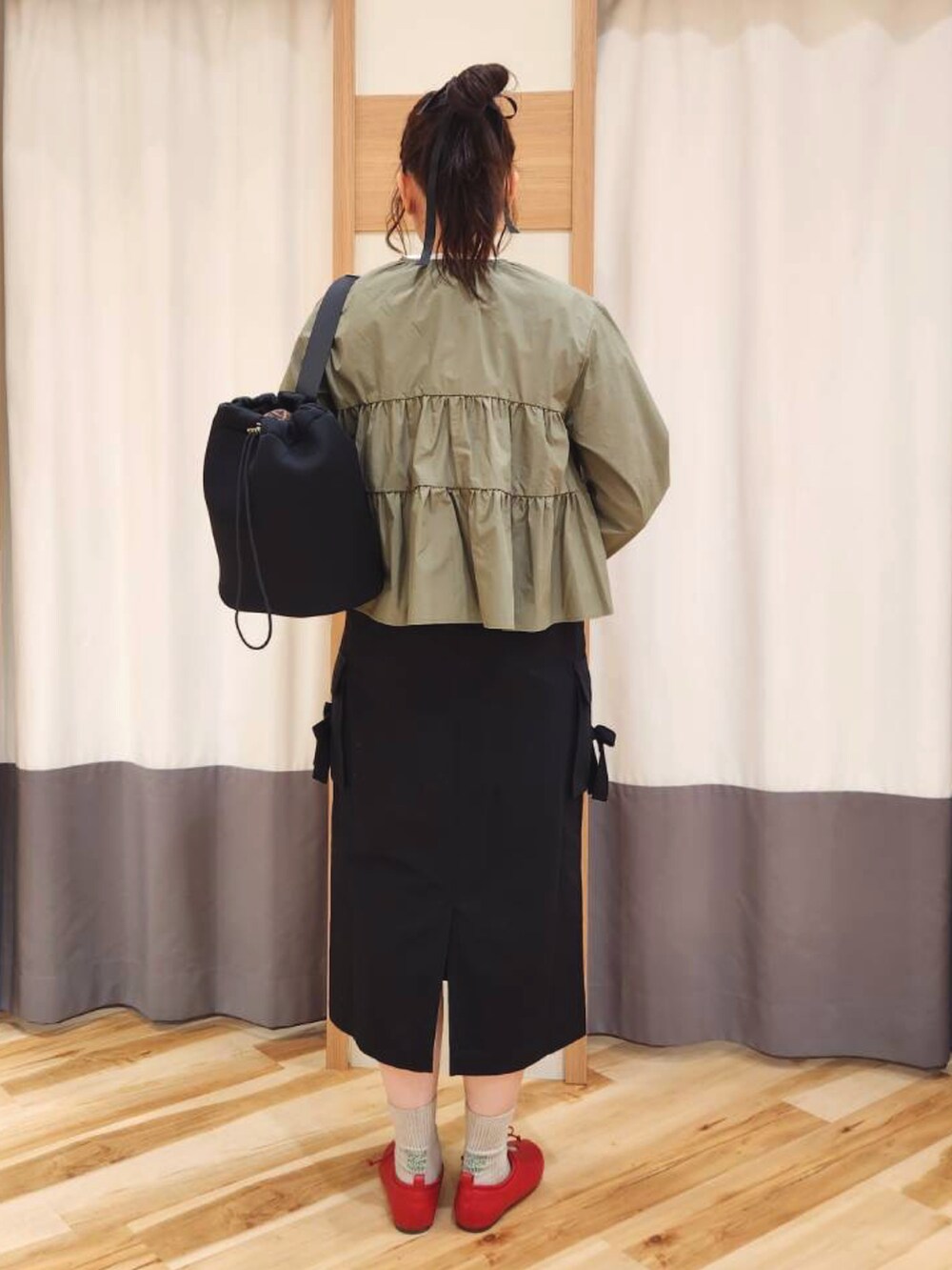 「古着MIX、ベスト、春服コーデ、サマンサ モスモス(Samansa Mos2)、おでかけコーデ、お洒落さんとつながりたい、春、ビスチェ、ママコーデ、高身長、差し色コーデ」｜「Samansa Mos2のリボンフラットシューズ（ドレスシューズ、レッド系）」を使った、manaさん（レディース・167cm）の春コーディネートの2枚目の写真