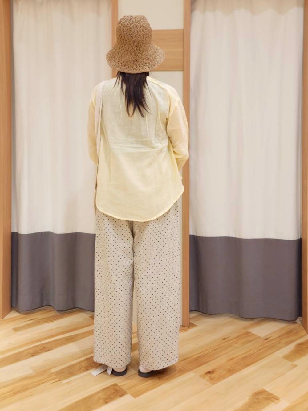 ホワイト系のその他パンツ、ブラウン系のサンダル、イエロー系のシャツ/ブラウスを着用したレディースの春コーディネートの2枚目の写真