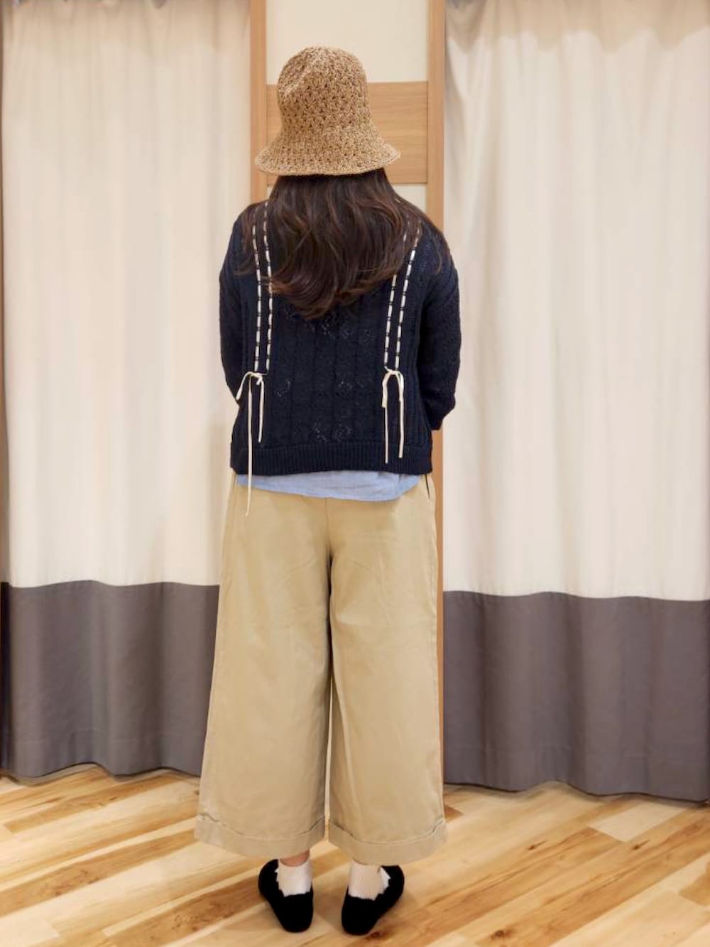 ブラック系のドレスシューズ、ホワイト系のハンドバッグ、ブルー系のシャツ/ブラウスを着用したレディースの春コーディネートの2枚目の写真