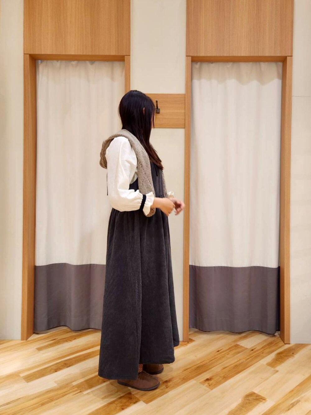ベージュ系のドレスシューズ、グレー系のワンピース、レッド系のその他パンツを着用したレディースの秋コーディネートの2枚目の写真
