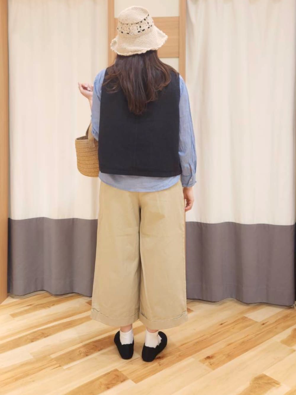 ホワイト系のハンドバッグ、ブラック系のドレスシューズ、ブルー系のシャツ/ブラウスを着用したレディースの春コーディネートの2枚目の写真